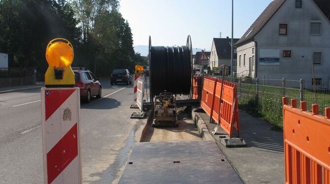 Um das Stromnetz übernehmen zu können, werden derzeit neue Kabel verlegt, wie hier in der Nürtinger Straße GEA-FOTO: FÜSSEL