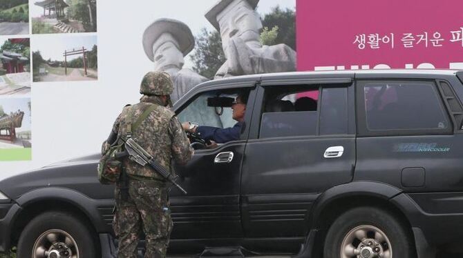 Ein südkoreanischer Soldat stoppt ein Auto, das auf dem Weg in die gemeinsame Industriezone in Kaesong ist. Nordkoreas Armee-
