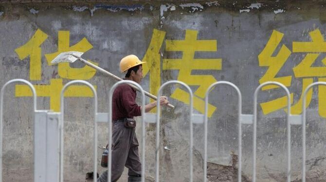 Probleme bereiten der chinesischen Industrie neben steigenden Lohnkosten auch die schwächelnde Weltwirtschaft, wegen der die