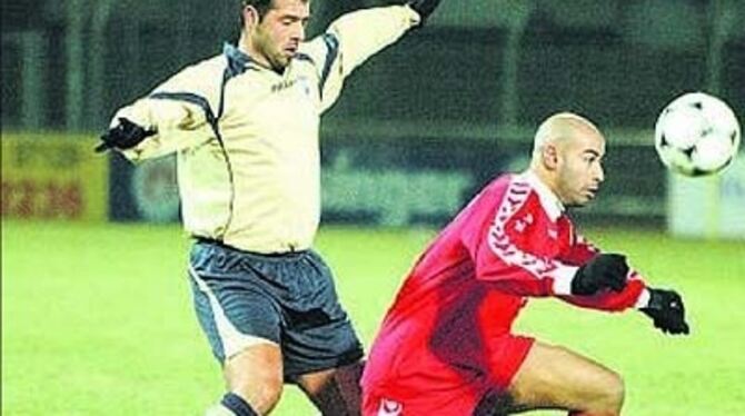 SSV-Innenverteidiger Ioannis Tsapakidis (links) beschattet den brandgefährlichen Augsburger Stürmer Mark Römer, der auch das Tor