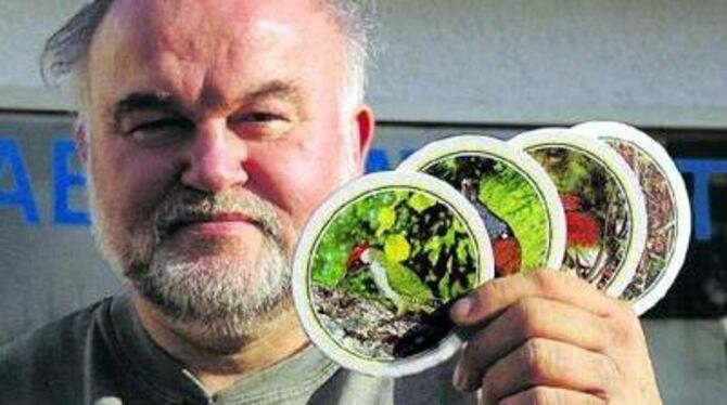 Sammler mit Schwäche für Natur-Motive: Der Mössinger Nabu-Vorsitzende Jochen Nill. GEA-FOTO: JIRASEK