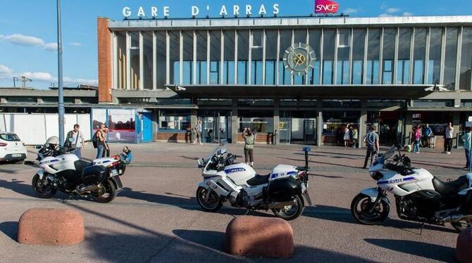 Polizei vor dem Bahnhof von Arras in Frankreich. Foto: Pascal Bonniere