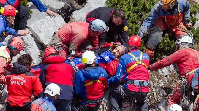 Rettungskräfte tragen im Juni 2014 am Untersberg bei Marktschellenberg den verletzten Höhlenforscher auf einer Trage. Foto: N