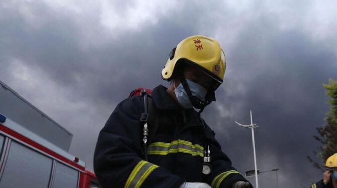 Ein Feuerwehrmann nach der Katastrophe von Tianjin. Nun hat es erneut einen Unfall gegeben. Foto: Wu Hong