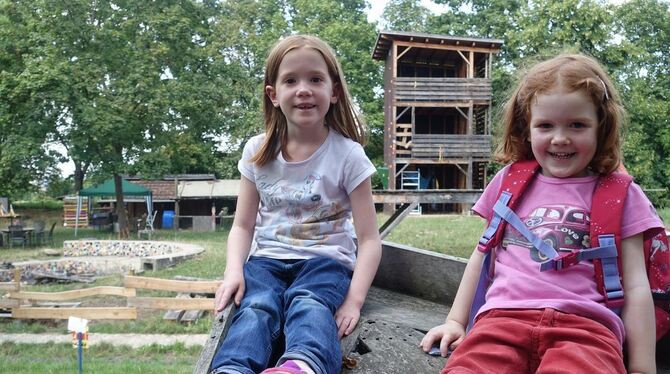 Es ist offensichtlich, dass es der vierjährigen Amelie (rechts) und ihrer sechsjährigen Schwester Nora auf dem Akti gefällt. GEA