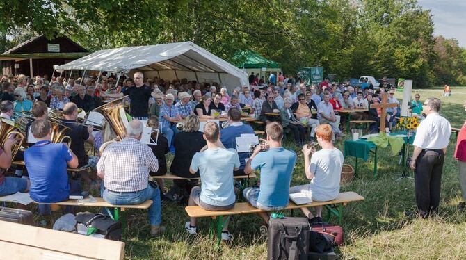 Das Filsenbergfest startete am Sonntagvormittag noch bei gutem Wetter mit einem Gottesdienst im Grünen, den bereits rund 300 Gäs