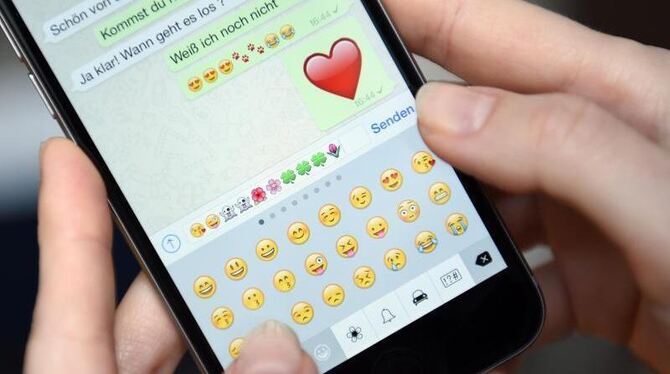 Besonders beliebt seien Emojis, die glückliche Gesichter zeigen, wie der App-Entwickler Swiftkey herausfand. Foto: Britta Ped
