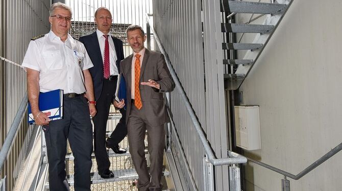Rettungsweg, wenn’s brenzlig wird: Harald Herrmann (von links), Ottmar Hahr und Peter Geier auf der Fluchttreppe des Reutlinger
