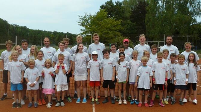 Strahlende Gesichter nach einer schönen Woche auf der Haid: 32 Kinder haben in Riederich am Tenniscamp teilgenommen. FOTO: PRIVA