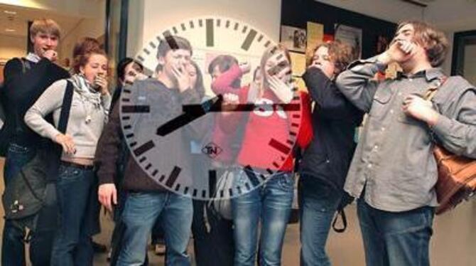 Ausgegähnt, wenn die Schule erst um 8.15 Uhr anfängt? Schon die Schülern sind sich nicht einig. FOTO-MONTAGE: TRINKHAUS