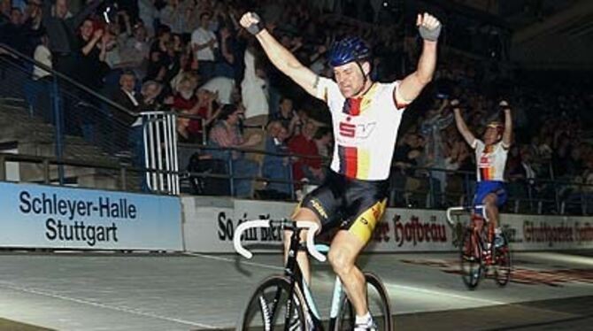 Jubel mit Teamkollege Andreas Beikirch (rechts): Der SindelfingerGerd Dörich bei seinem bisher einzigen Sechstage-Sieg.