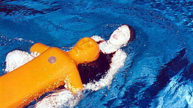 Rettungsschwimmen lernen und trainieren ist nur eine Disziplin im großen Programm der DLRG Gomadingen.  FOTO: PR