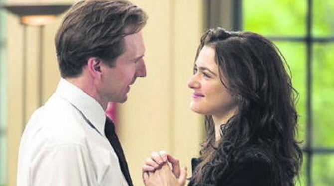 Der Diplomat Justin Quayle (Ralph Fiennes) lernt bei einem Vortrag die engagierte Tessa (Rachel Weisz) kennen. 
FOTO: AP/KINOWEL
