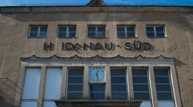 Hier hängt einiges schief: Am ehemaligen Bahnhof Heidenau-Süd fehlt ein Buchstabe, und die Uhr ist stehen geblieben. Foto: Ar
