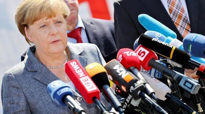 Nach dem Besuch einer Flüchtlingsunterkunft äußert sich die Bundeskanzlerin vor Pressevertretern in Heidenau. Foto: Jan Woita