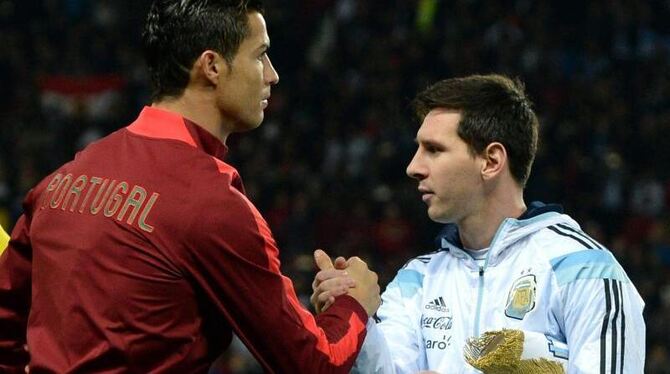 Ronaldo (l) und Lionel Messi konkurrieren wieder einmal um eine Auszeichnung. Foto: Nigel Roddis