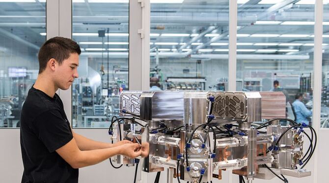 Christian Schneider, Produktionstechnologe in Ausbildung, arbeitet im Stammwerk von Trumpf in Ditzingen an einem Laserresonator.