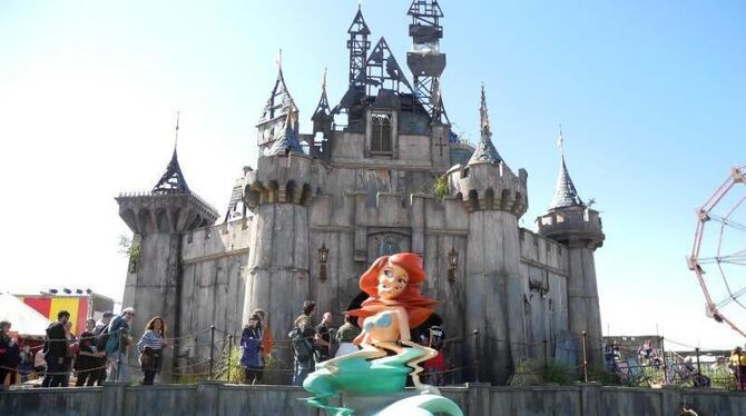 Platz für Kitsch: Die Meerjungfrau Arielle vor einer schäbigen Schlossfassade. Foto: Teresa Dapp