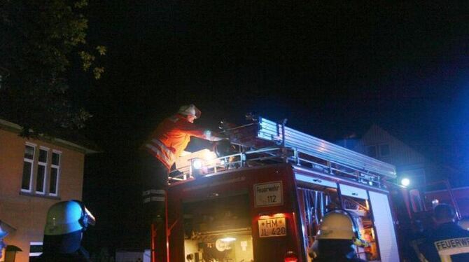Nach dem Brandanschlag: Feuerwehr-Einsatz in einer Unterkunft für Asylbewerber in Salzhemmendorf bei Hameln. Foto: Kreisfeuer
