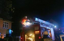 Nach dem Brandanschlag: Feuerwehr-Einsatz in einer Unterkunft für Asylbewerber in Salzhemmendorf bei Hameln. Foto: Kreisfeuer
