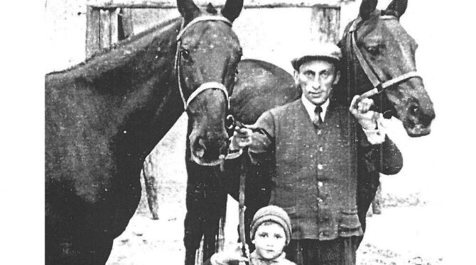 Die dreijährige Inge Löwenthal mit ihrem Vater. FOTO: ZIMMERMANN GESCHICHTSVEREIN Die dreijährige Inge Löwenthal mit ihrem Vater. FOTO: ZIMMERMANN GESCHICHTSVEREIN