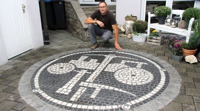 War schwierig umzusetzen, aber er hat’s geschafft: Markus Leibfritz und das Zunftzeichen der Straßenbauer. FOTO: LPT