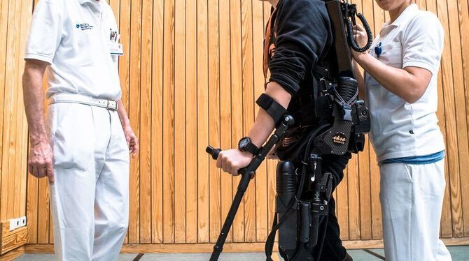 Gehtraining mit dem computergesteuerten Exoskelett. FOTO: BG-KLINIK