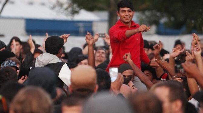 Flüchtlinge und ihre Unterstützer tanzen und feiern bei einer Kundgebung vor der Flüchtlingsunterkunft in Heidenau. Foto: Seb Flüchtlinge und ihre Unterstützer tanzen und feiern bei einer Kundgebung vor der Flüchtlingsunterkunft in Heidenau. Foto: Seb