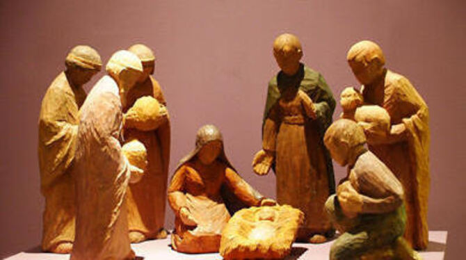 Groß und flächig sind die geschnitzten Figuren dieser Kirchenkrippe von Frida Christaller. FOTO: TRINKHAUS