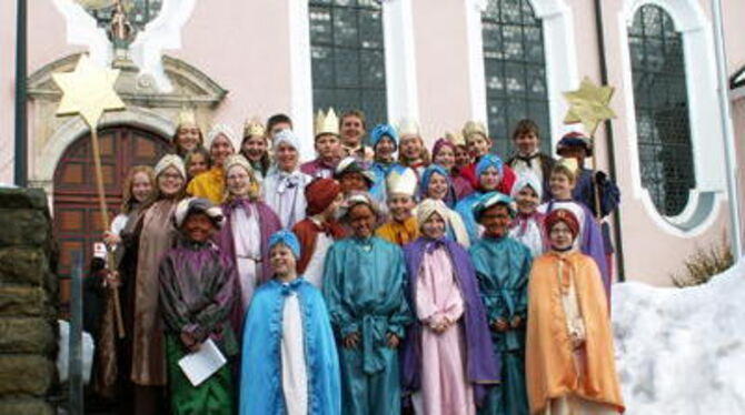 Gleich eine ganze Schar von Sternsingern ist am Neujahrssonntag in Großengstingen ausgesandt worden. FOTO: LEIPPERT