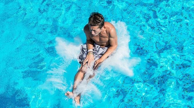 Ein Teilnehmer der Splashdiving Weltmeisterschaft in Sindelfingen: Bei der »Arschbomben«-WM messen sich Athleten aus aller Welt.