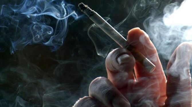 Raucher sterben ungefähr fünf Jahre früher als Nichtraucher und spraen dem Staat so die entsprechenden Altersrenten und Ruheg
