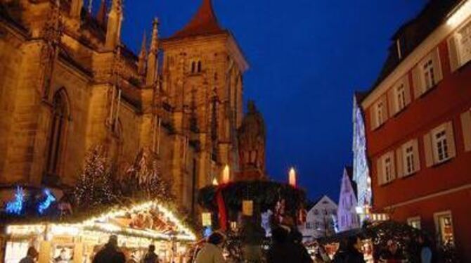 Glänzende Augen, glänzende Lichter: Der Reutlinger Weihnachtsmarkt bezaubert die Massen. 
GEA-FOTO: PACHER