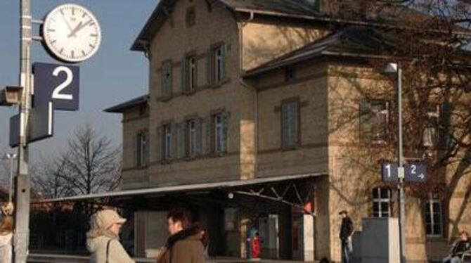 Für die Deutsche Bahn AG nicht mehr &raquo;betriebsanotwendig&laquo;: Das Mössinger Bahnhofsgebäude ist von einem privaten Inves