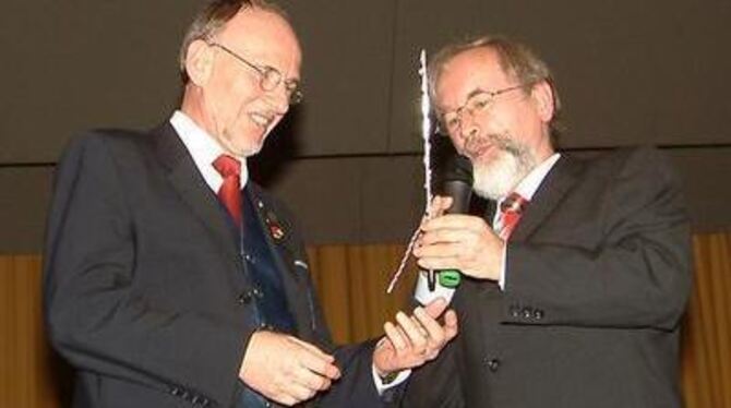 Bürgermeister Rudolf Heß ehrt Winfried Kaldschmidt (links) mit einem Dirigentenstab aus Silber.  FOTO: KABLAOUI