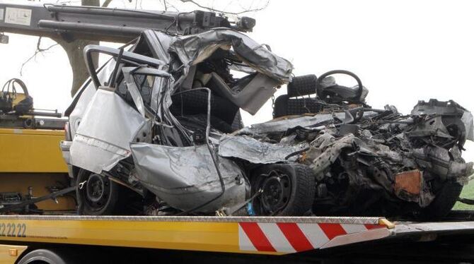 Immer wieder finden Rettungskräfte in Autowracks Mobiltelefone mit halbfertigen Kurznachrichten. Foto: Nestor Bachmann/Archiv