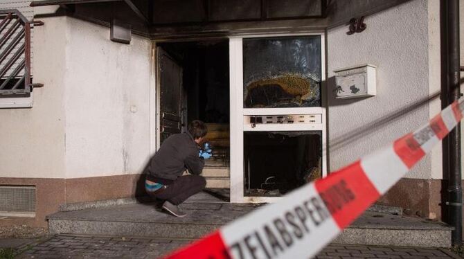Zeugen bemerkten gegen 01.30 Uhr Rauch im Eingangsbereich und meldeten den Brand. Foto: Frank Rumpenhorst