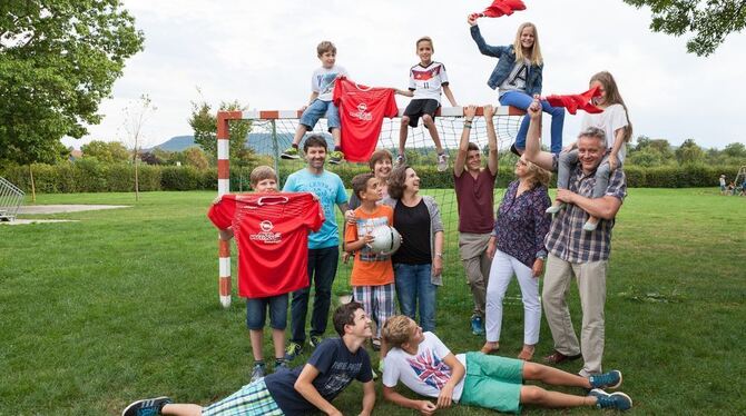 Beim Fußballcamp des CVJM kann man nur gewinnen. Das Orga-Team und seine Kinder (von links): oben auf dem Tor: Benni Kolly, Nils Starka und Johanna Ritter. In der Mitte: Luca und sein Vater Thomas Kolly, Maik Starka, Beate Kolly, Jessica Starka, Simon Ritter, Dorothee und Thomas Ritter, Merle Starka (auf den Schultern). Liegend: Timon Kolly und David Ritter. FOTO: HAMMER