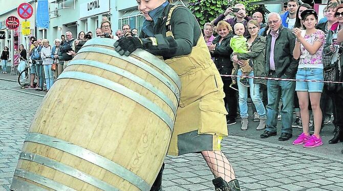 Stand beim Fassrollen ihren Mann: die Aargauer Feuerwehrfrau Mirose Cathrein. FOTO: NIETHAMMER