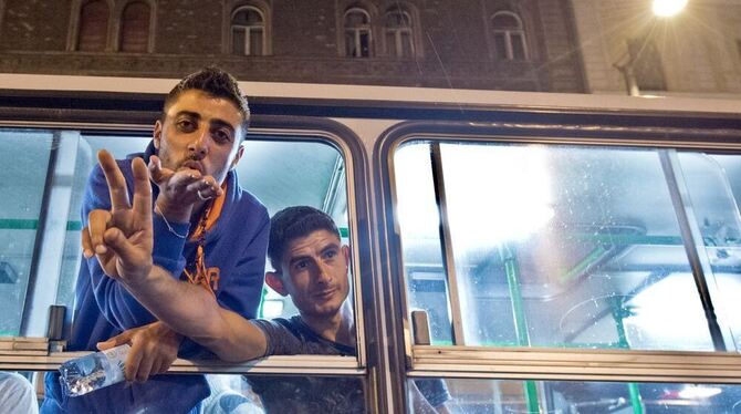 Tausende Flüchtlinge warten in den frühen Morgenstunden in Bussen vor dem Ostbahnhof in Budapest, Ungarn, auf ihren Weitertransp