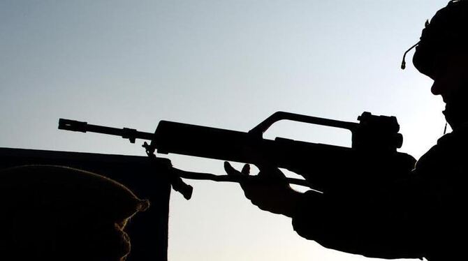 Ein Rekrut agiert auf dem Truppenübungsplatz während einer Schießübung mit seinem Gewehr vom Typ Heckler & Koch G36. Foto: Ar