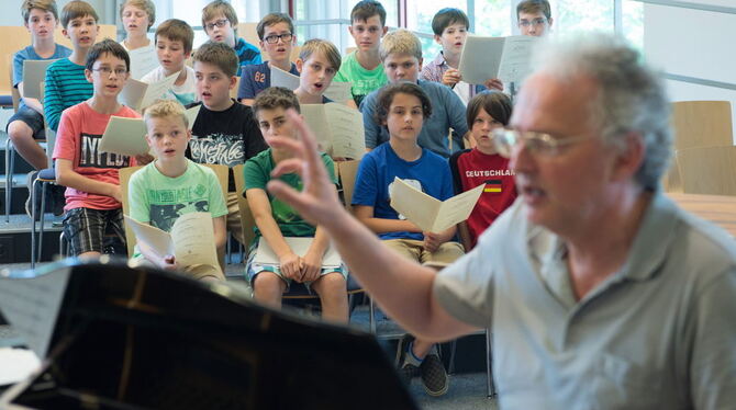 Roderich Kreile, Kantor des Dresdner Kreuzchors, sitzt während einer Probe im Evangelischen Kreuzgymnasium in Dresden (Sachsen)