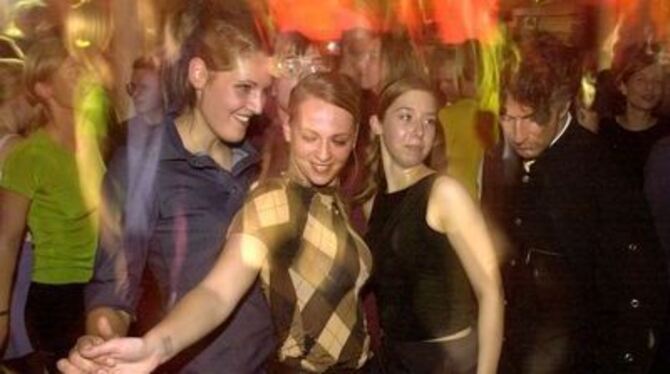 Drogen haben schlimme Folgen - wenn es ganz schlecht läuft, wacht man zum Beispiel neben dem Herrn rechts auf.
FOTO: DPA