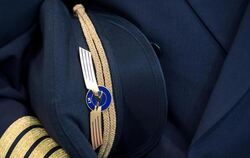 Mütze unter dem Arm, statt auf dem Kopf. Die Piloten der Lufthansa legen erneut ihre Arbeit nieder. Foto: Boris Roessler