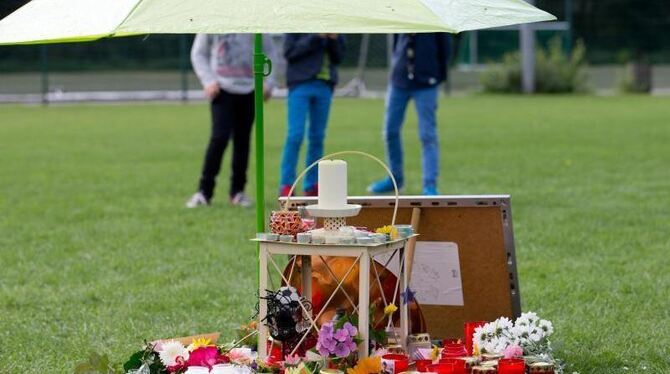 Kerzen und Trauerbekundungen für den 16-jährigen Schüler, der nach dem Sportunfall seinen schweren Verletzungen erlag. Foto: