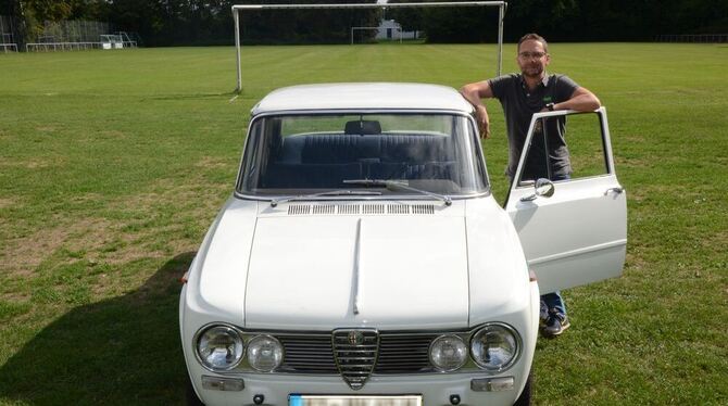 Ohne Servo: Der Platz hinterm Steuer. Schöner Schriftzug am Armaturenbrett. Computermann steht auf Mechanik: Jochen Hild und sei Ohne Servo: Der Platz hinterm Steuer. Schöner Schriftzug am Armaturenbrett. Computermann steht auf Mechanik: Jochen Hild und sei