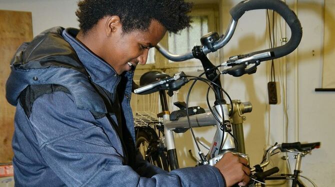 Räder sind der Renner. Robin, 17-jähriger Flüchtling aus Eritrea, wohnt in Degerschlacht und hat seinen Drahtesel zum Reparieren