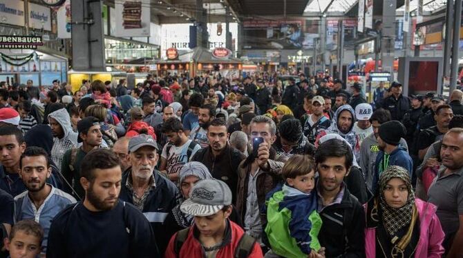 Flüchtlinge, die mit dem Zug angereist sind, werden am Hauptbahnhof in München von der Bundespolizei zur Weiterverteilung in