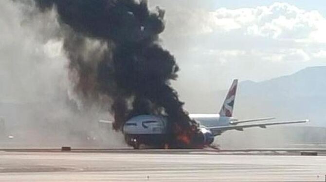 Die brennende British-Airways-Maschine auf dem Flughafen in Las Vegas. Foto: Bradley Hampton via Twitter Die brennende British-Airways-Maschine auf dem Flughafen in Las Vegas. Foto: Bradley Hampton via Twitter