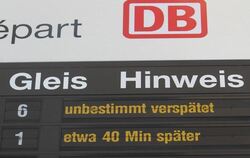 Verspätungen und Ausfälle für mehrere Züge werden am Hauptbahnhof in Magdeburg angezeigt. Foto: Jens Wolf/Archiv